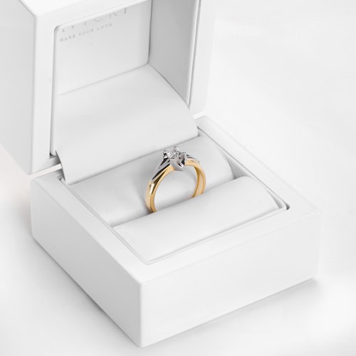 Pierścionek zaręczynowy SAVICKI: dwukolorowe złoto, biały szafir